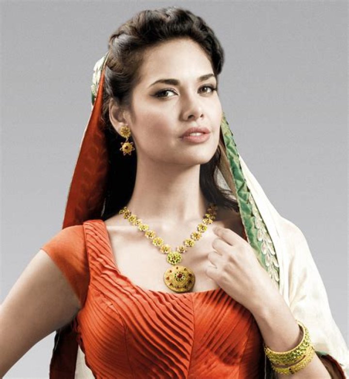 Esha Gupta Biography: A Comprehensive Look into the Life of This Rising Bollywood Star